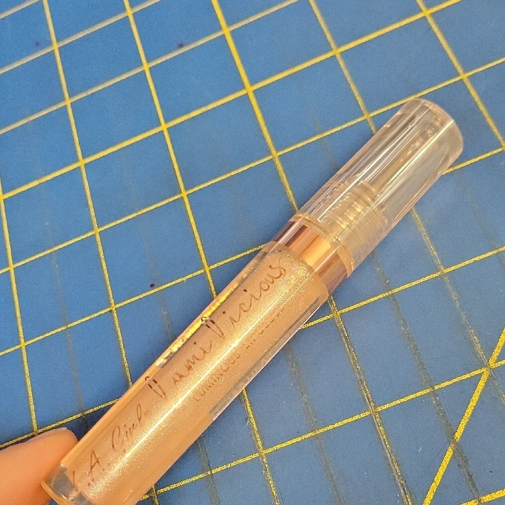 LA Girl Lumilicious Lip Gloss GLG937 Champagne 3ml New Sealed Tube